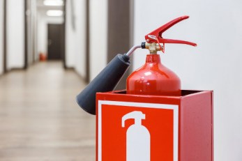 Wyposażenie budynku w oznakowanie przeciwpożarowe i gaśnice